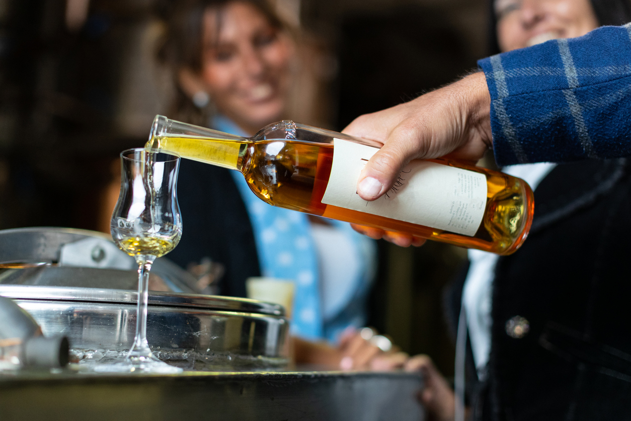 Amis de plus de 50 ans visitant une cave pour le plaisir