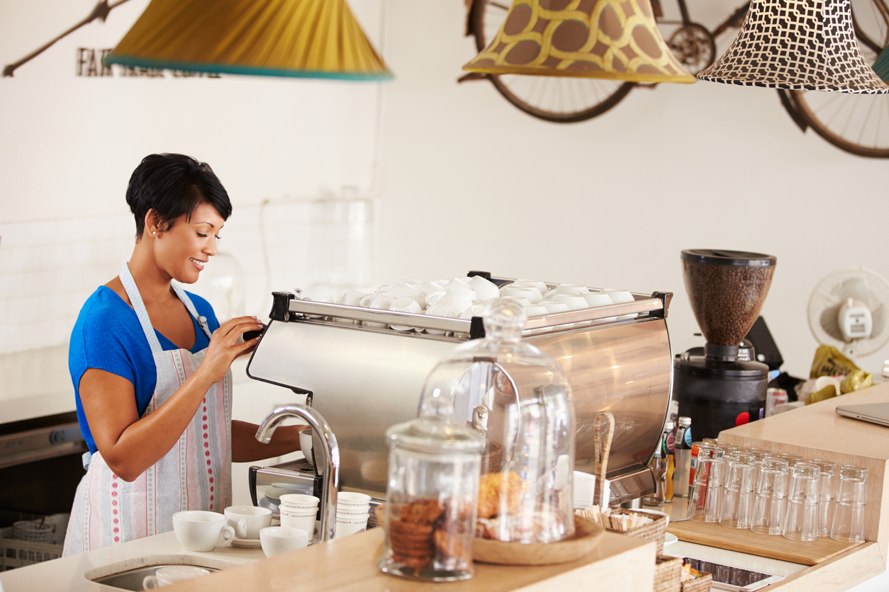 Être barista et préparer du café peut être un excellent travail flexible pour les femmes de plus de 50 ans