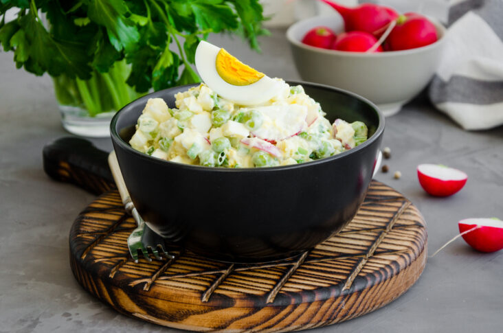 Tarragon potato salad with peas and egg