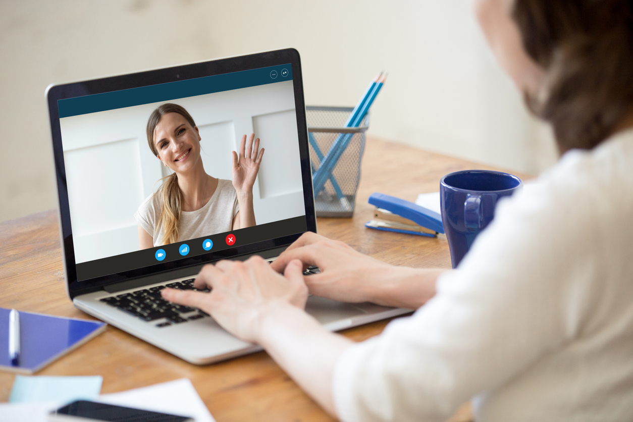 Femme faisant une séance de coaching sur l'ordinateur