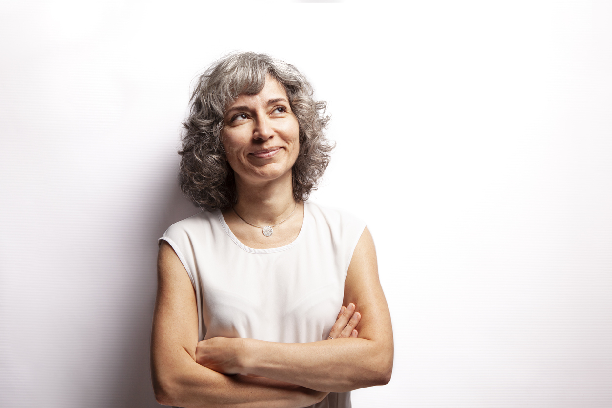 Femme à l'air optimiste et abandonnant toute culpabilité liée à une mauvaise alimentation