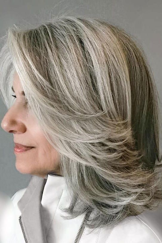 coiffures courtes pour les femmes de plus de 50 ans