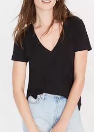 Madewell Whisper Cotton V-Neck dans une garde-robe d'été noire