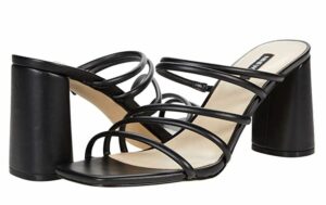 Nine West Girlie dans une garde-robe noire d'été