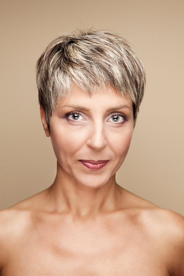 Femme avec une coupe de cheveux de lutin pour aider à cacher les cheveux clairsemés