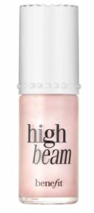 Benefit High Beam Liquid Highlighter pour une application facile du maquillage